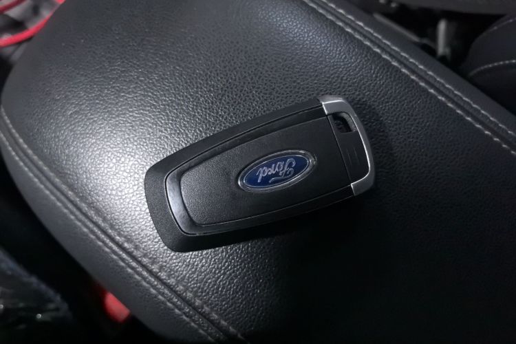 福特 福克斯 2019款 三厢 EcoBoost 180 自动锋耀型中控内饰11