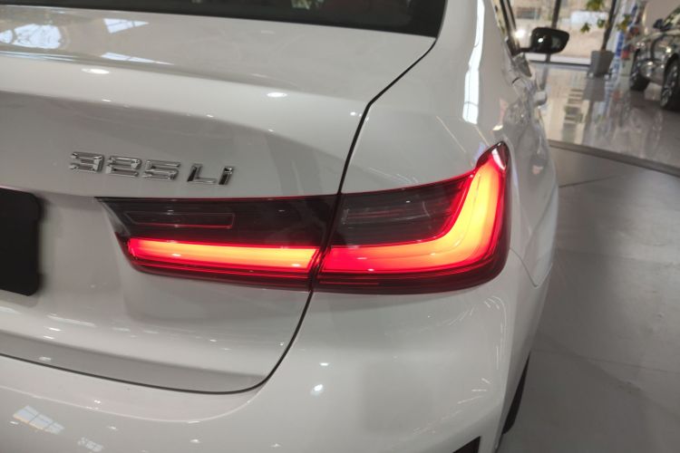 宝马3系 2025款 325Li M运动套装车身外观9