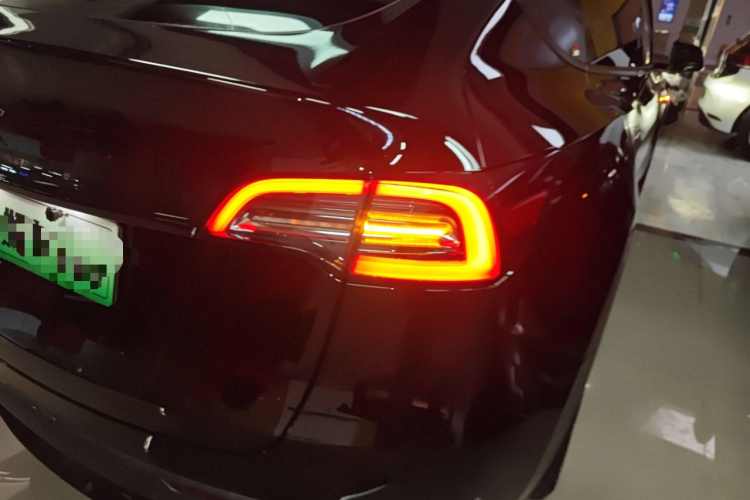 特斯拉 Model Y 2022款 改款 长续航全轮驱动版车身外观9