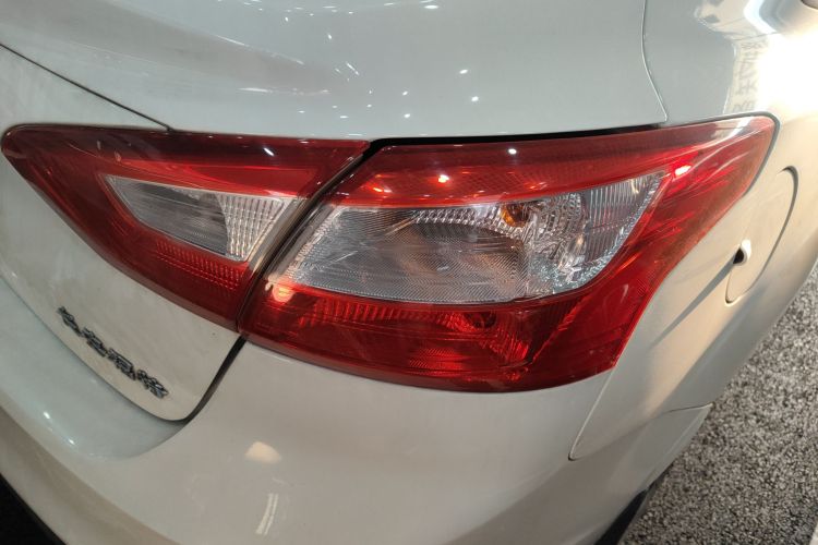 福特 福克斯 2012款 三厢 1.6L 自动风尚型车身外观9