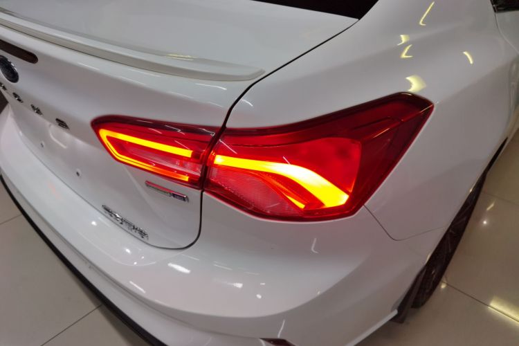 福特 福克斯 2022款 三厢 EcoBoost 180 自动ST Line车身外观6006