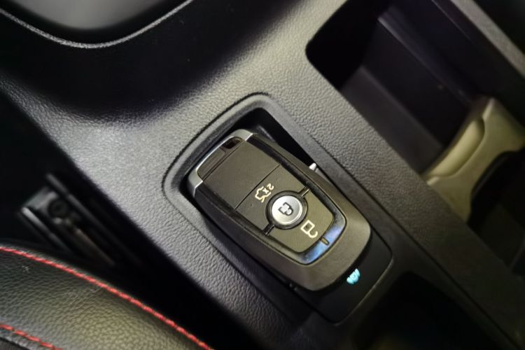 福特 福克斯 2022款 三厢 EcoBoost 180 自动ST Line中控内饰7001