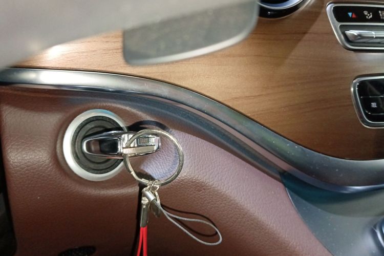 奔驰V级 2022款 V 260 L 长轴距豪华版中控内饰7001