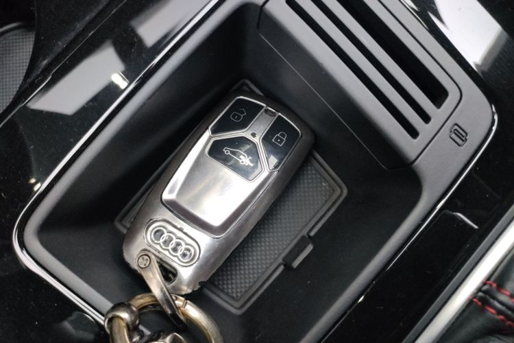 奥迪A4L 2022款 40 TFSI quattro RS套件燃速型中控内饰11