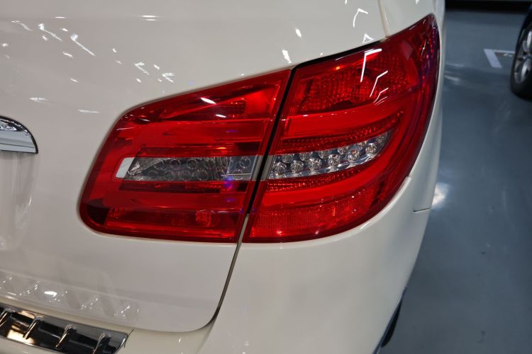 奔驰B级 2012款 B 200车身外观9