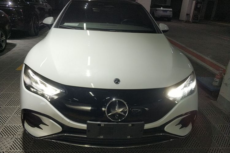 奔驰EQE 2022款 350 先锋版车身外观2