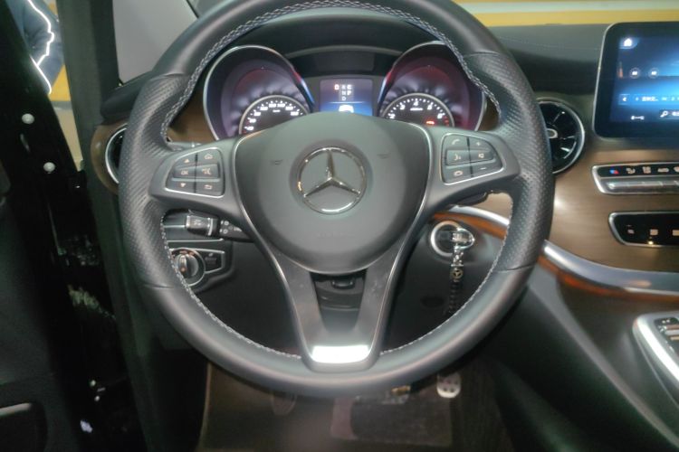 奔驰V级 2020款 V 260 L 长轴距豪华版中控内饰13