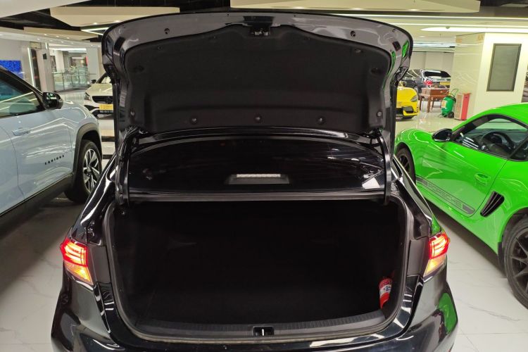 丰田 雷凌 2022款 双擎 1.8H E-CVT运动版机舱底盘23