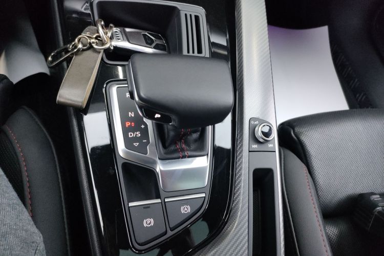 奥迪A4L 2022款 40 TFSI quattro RS套件燃速型中控内饰18