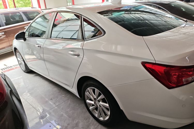 别克 威朗 2019款 三厢 15S 自动领先型车身外观4