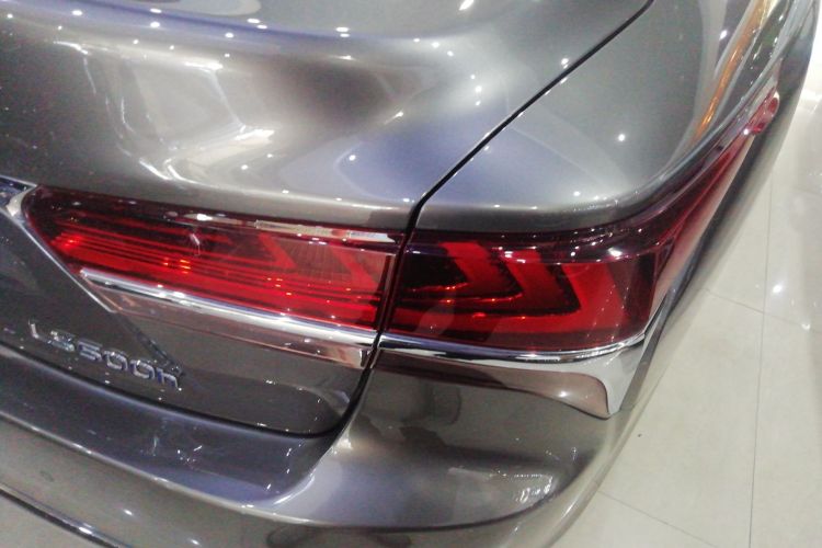 雷克萨斯LS 2020款 500h 卓越版 国VI车身外观9