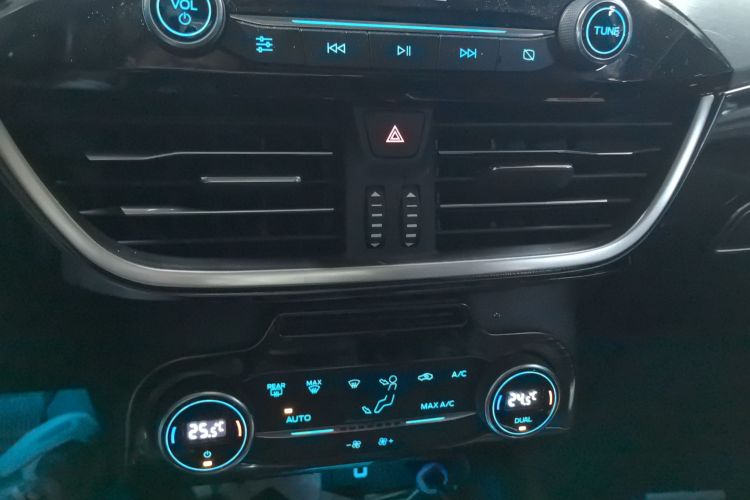 福特 福克斯 2019款 三厢 EcoBoost 180 自动锋耀型中控内饰16