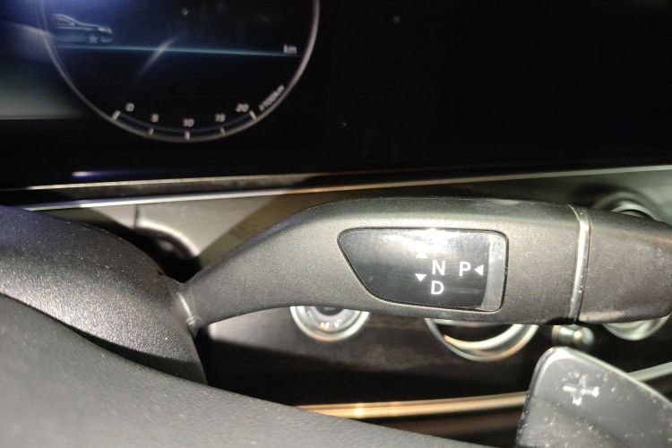 奔驰E级 2019款 E 300 L 运动豪华型局部细节18