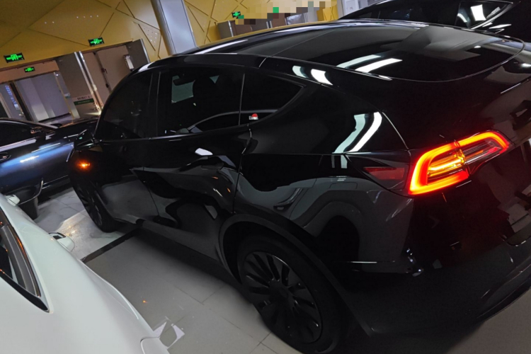 特斯拉 Model Y 2022款 改款 长续航全轮驱动版车身外观4