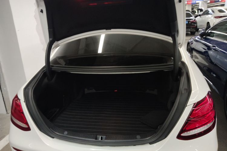 奔驰E级 2019款 E 300 L 运动豪华型局部细节23