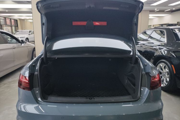 奥迪A4L 2022款 40 TFSI quattro RS套件燃速型机舱底盘23