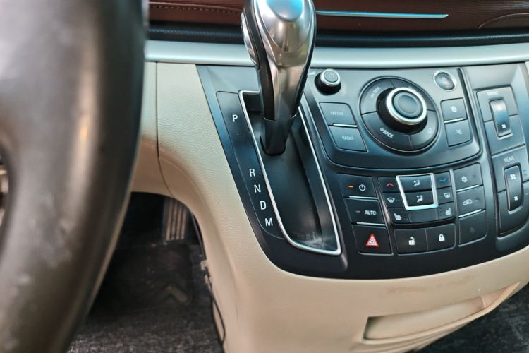 别克GL8 2017款 25S 尊贵型 国V中控内饰18