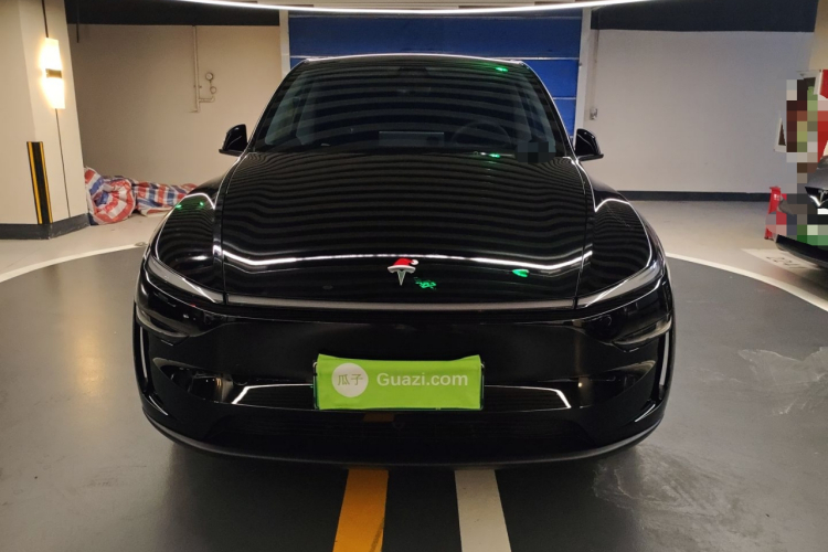 特斯拉 Model Y 2025款 长续航全轮驱动版车身外观2