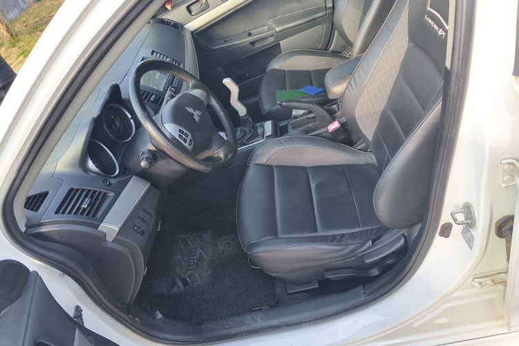 三菱 翼神 2015款 1.6L 手动时尚版中控内饰19